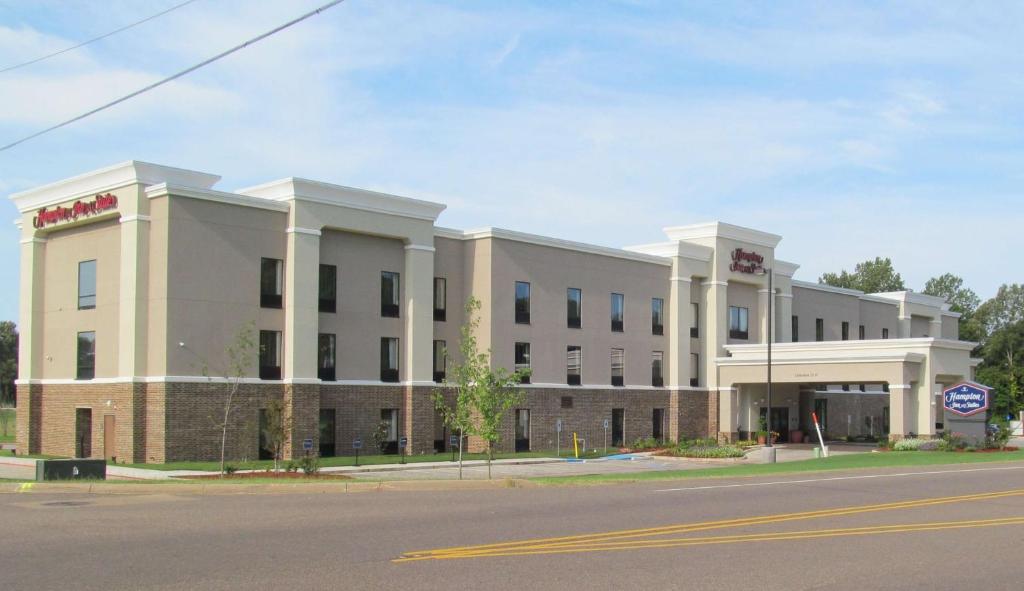 un grand bâtiment blanc au coin d'une rue dans l'établissement Hampton Inn and Suites Hope, à Hope