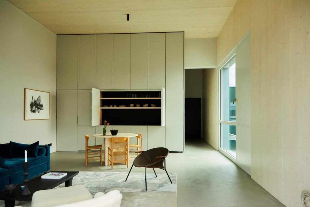 a living room with a blue couch and a table at Stadtflucht Loft 5.2.2 in Berlin