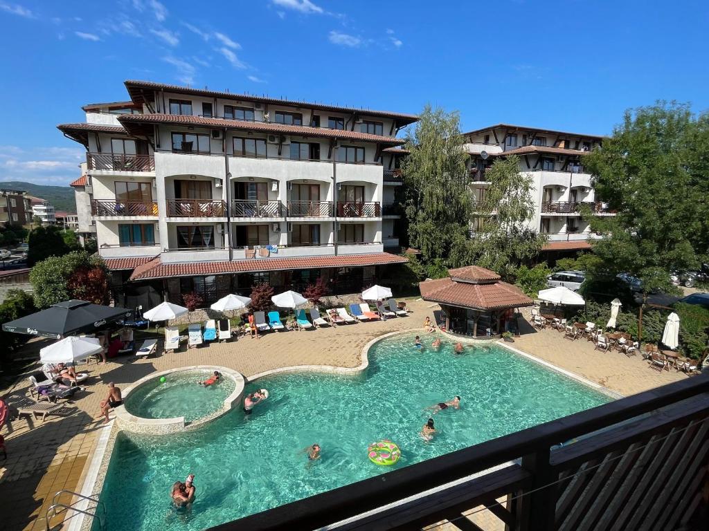 プリモルスコにあるApartments Resort BGのホテルのスイミングプールを利用できます。