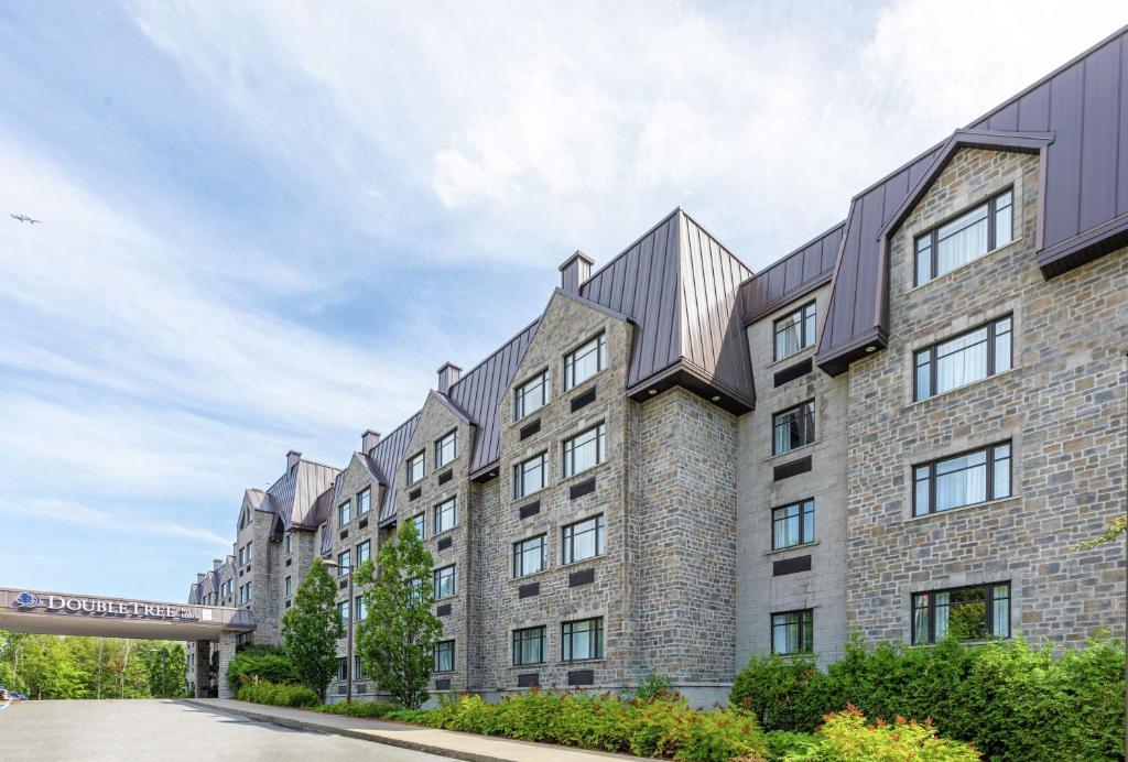 una imagen de un gran edificio de ladrillo en DoubleTree by Hilton Quebec Resort, en Quebec