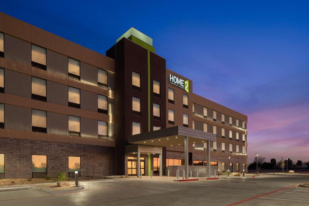 カールスバッドにあるHome2 Suites By Hilton Carlsbad New Mexicoの夜のホテルの建物の描写