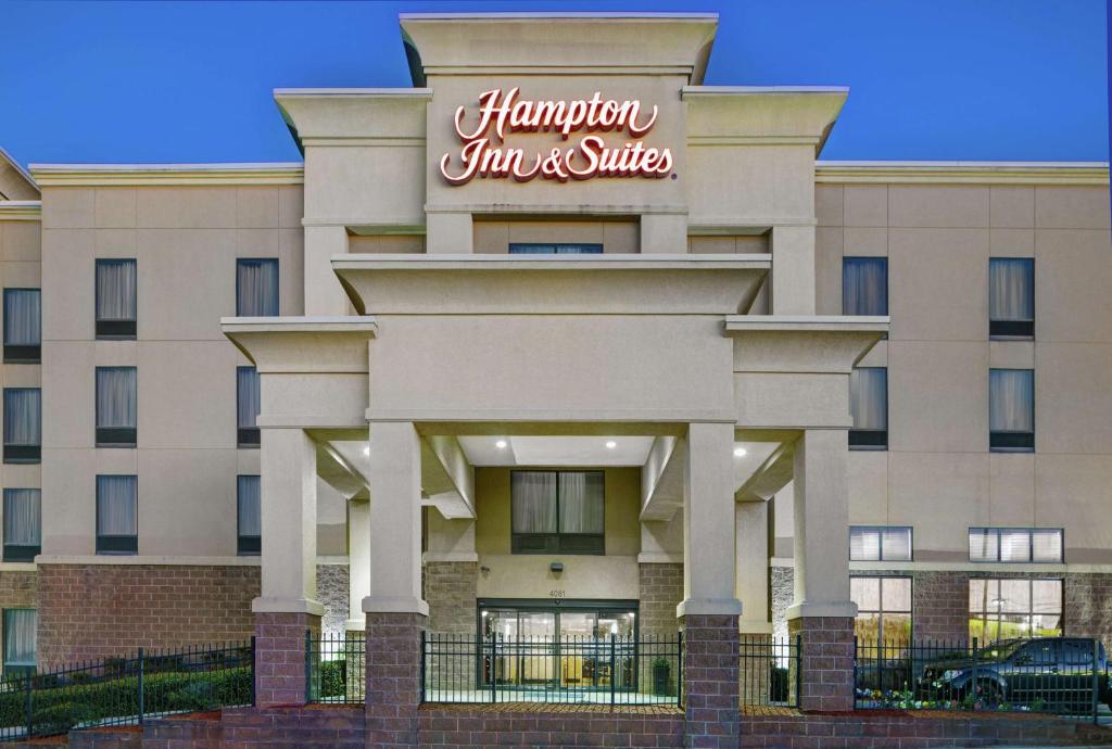 una representación de la parte delantera de una posada y suites hampton en Hampton Inn & Suites Augusta West, en Augusta