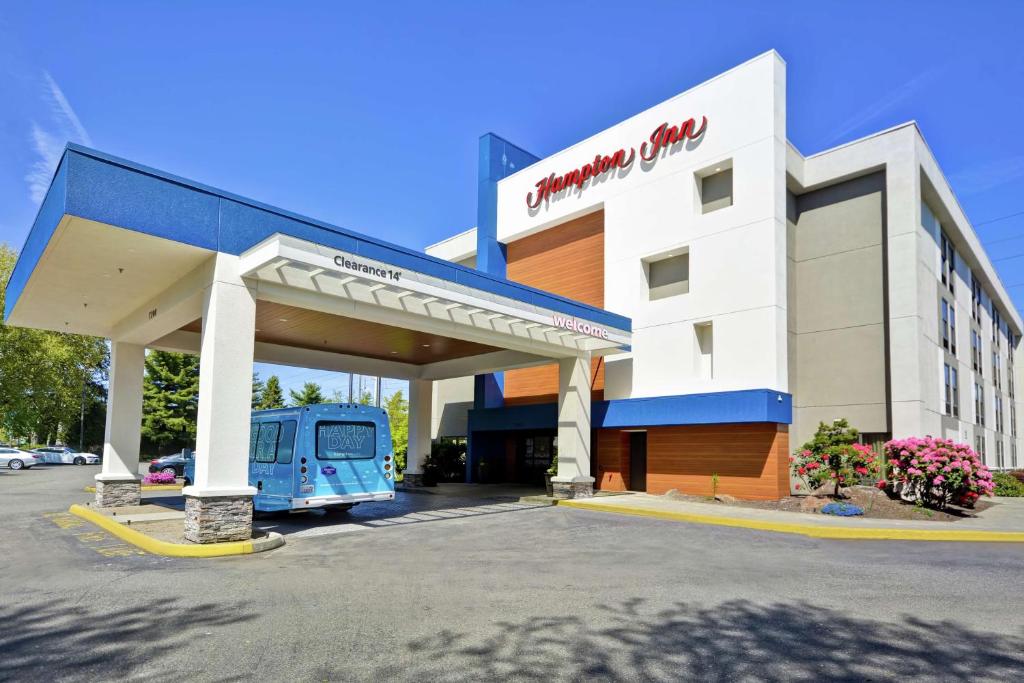 un camión estacionado frente a un edificio de petróleo mobil en Hampton Inn Seattle/Southcenter, en Tukwila