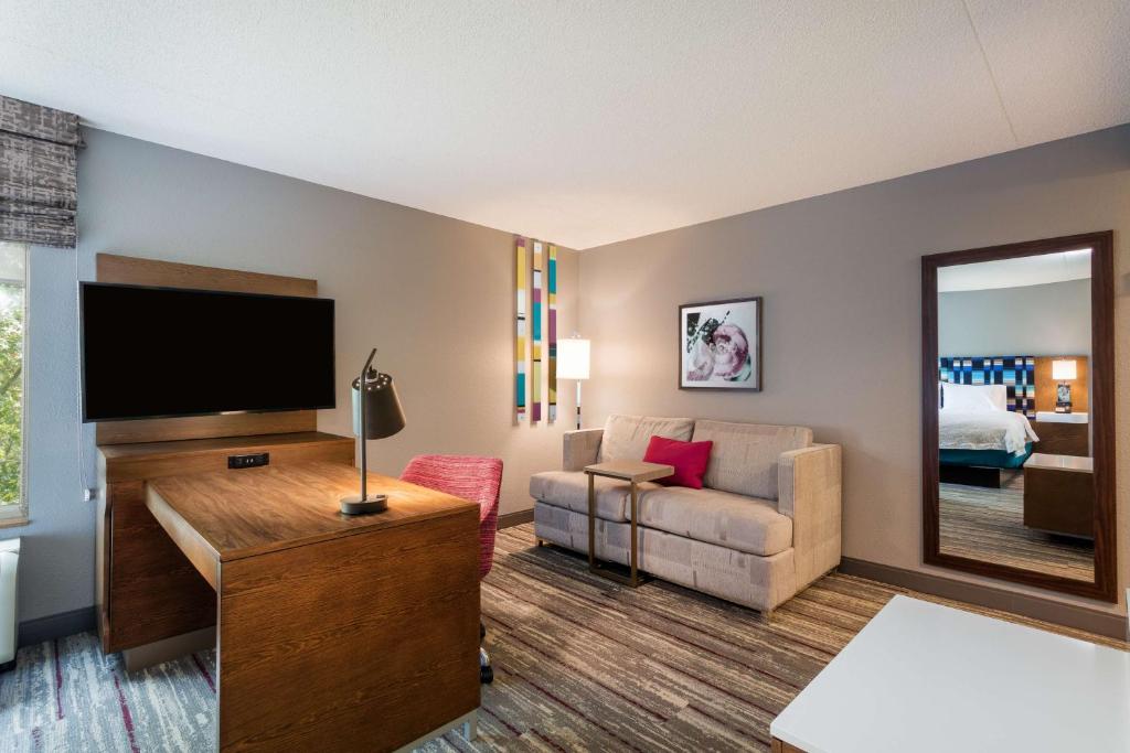 Hampton Inn & Suites Herndon-Reston - King Studio Suite - No Fumar