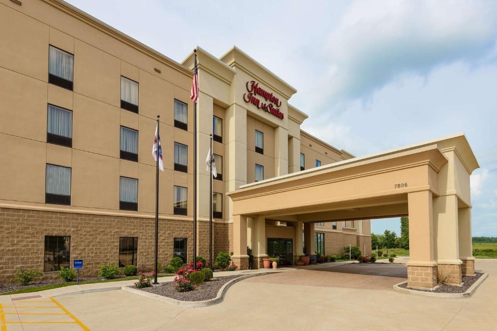 a hotel with two flags in front of it at Hampton Inn and Suites Peoria at Grand Prairie in Peoria