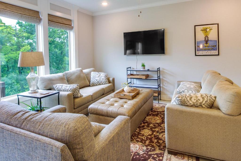 A seating area at Parkville Vacation Rental Near Creekside Complex!