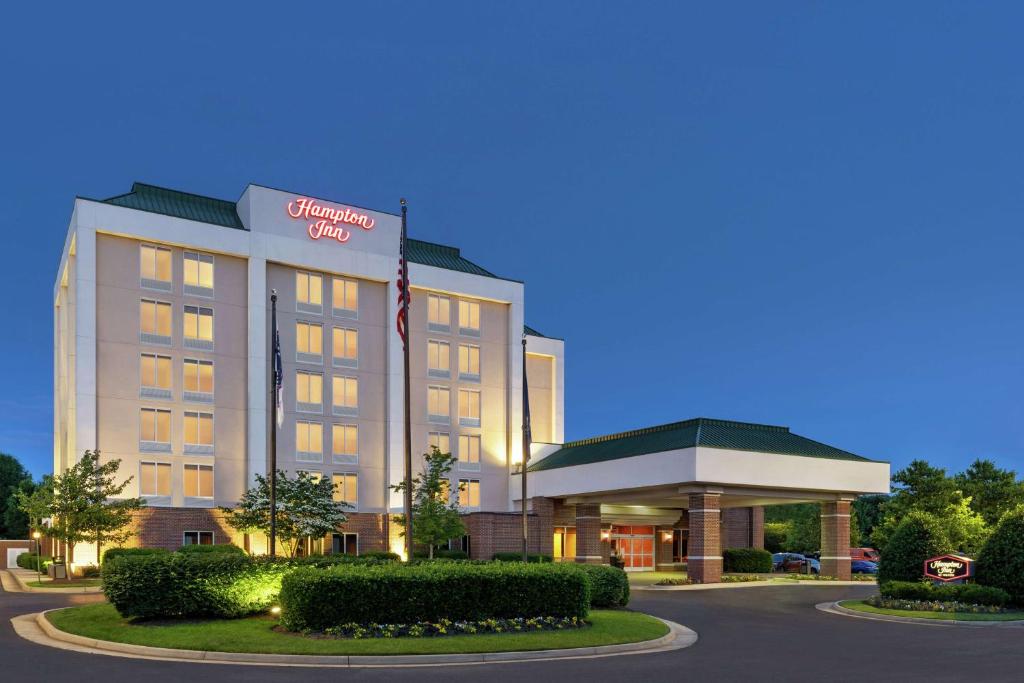 a rendering of the clarion hotel at dusk at Hampton Inn Dulles/Cascades in Sterling