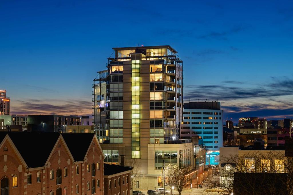 un edificio alto con luces encendidas en una ciudad en Hotelvetro Iowa City, Tapestry Collection By Hilton, en Iowa City