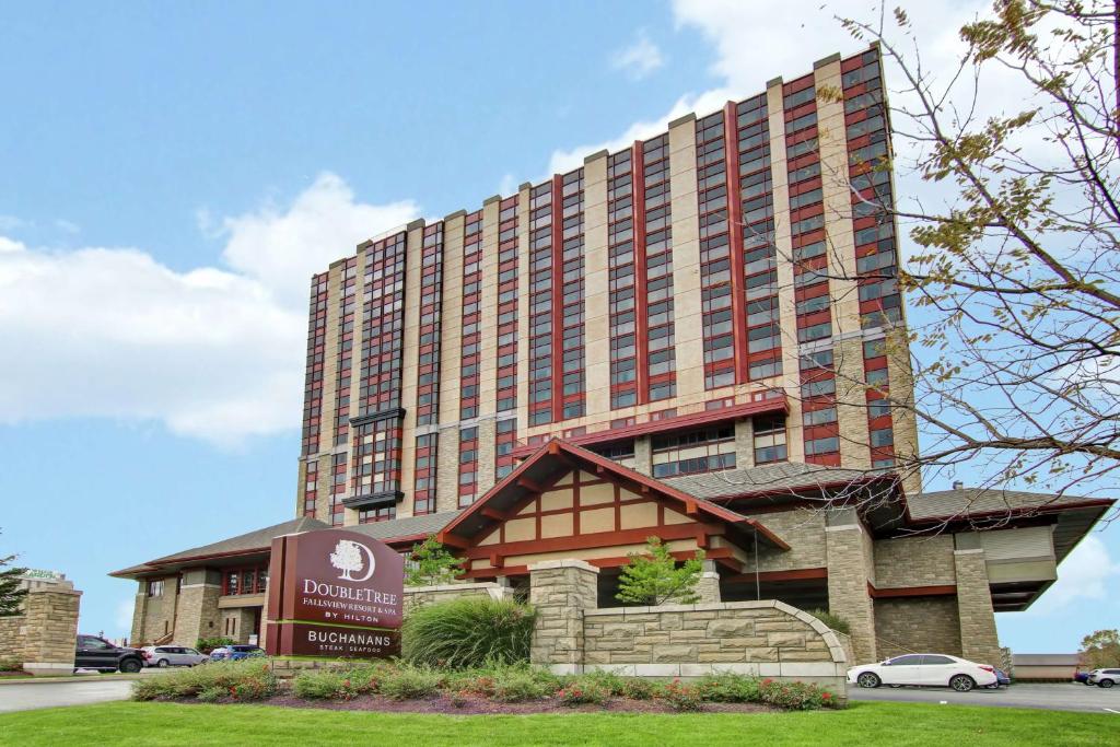 un grande edificio con un cartello di fronte di DoubleTree Fallsview Resort & Spa by Hilton - Niagara Falls a Niagara Falls