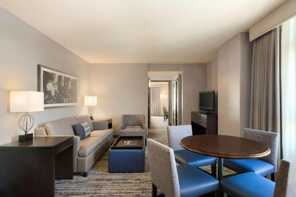 Embassy Suites by Hilton Atlanta at Centennial Olympic Park - Suite D'angolo Premium Con Due Letti Matrimoniali