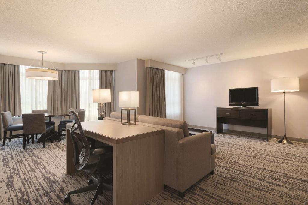 Embassy Suites by Hilton Atlanta at Centennial Olympic Park - Executive Corner King Suite Con Park View