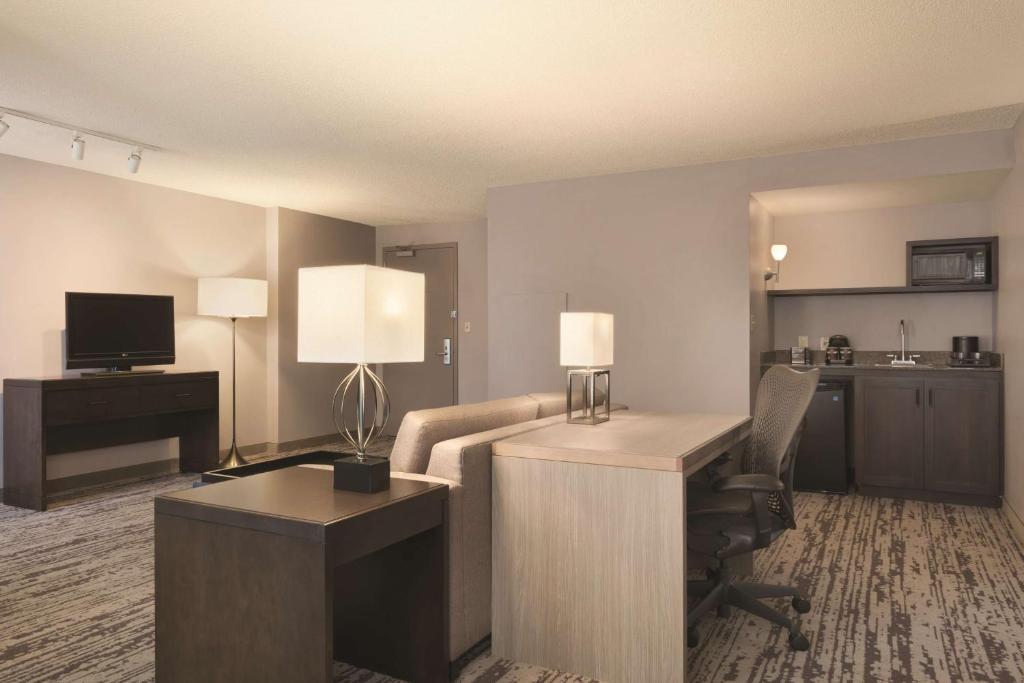 Embassy Suites by Hilton Atlanta at Centennial Olympic Park - Corner King Suite Con Park View