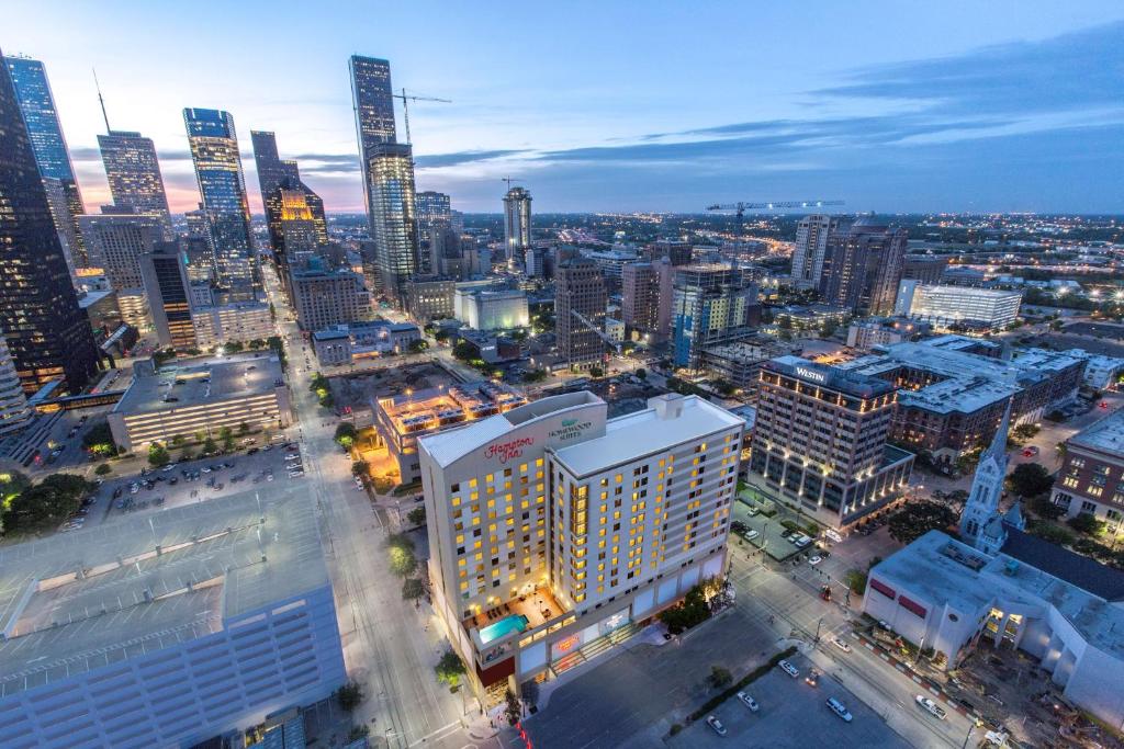 een luchtzicht op een stad 's nachts bij Hampton Inn Houston Downtown in Houston