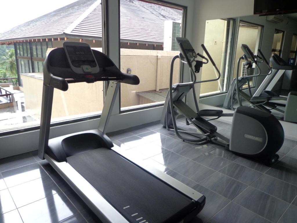 Fitness centrum a/nebo fitness zařízení v ubytování Earl's Regent Hotel