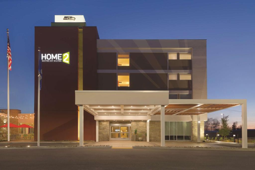 un gran edificio con un letrero casero. en Home2 Suites by Hilton Bellingham en Bellingham