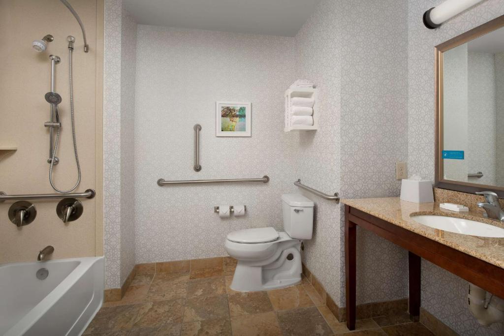 Hampton Inn & Suites Holly Springs - King Room - Ayude Accesible/no Fumar Con Bañera