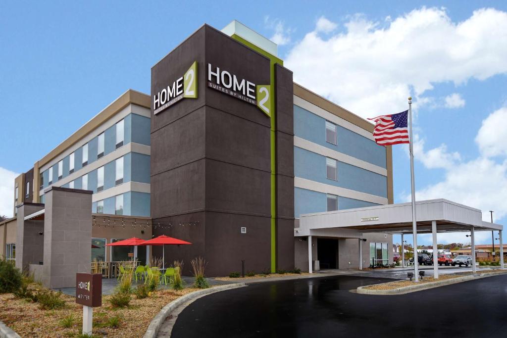 欧克莱尔Home2 Suites Eau Claire South, Wi的一座办公楼前挂着一面美国国旗