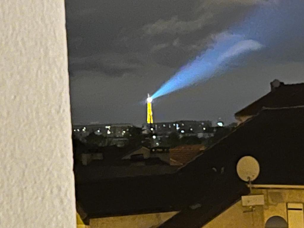 Un misil en el cielo por la noche en Maison proche Paris vue la Tour Eiffel, en Arcueil