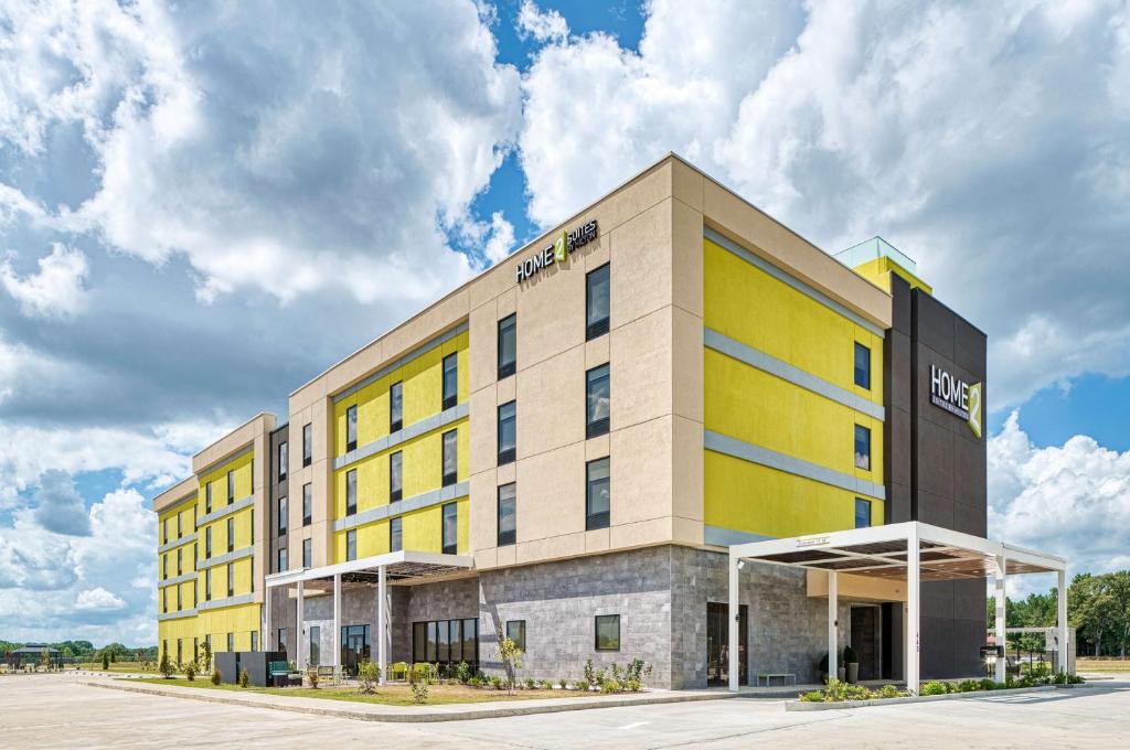 wykonanie hotelu z żółtym budynkiem w obiekcie Home2 Suites By Hilton Batesville w mieście Batesville