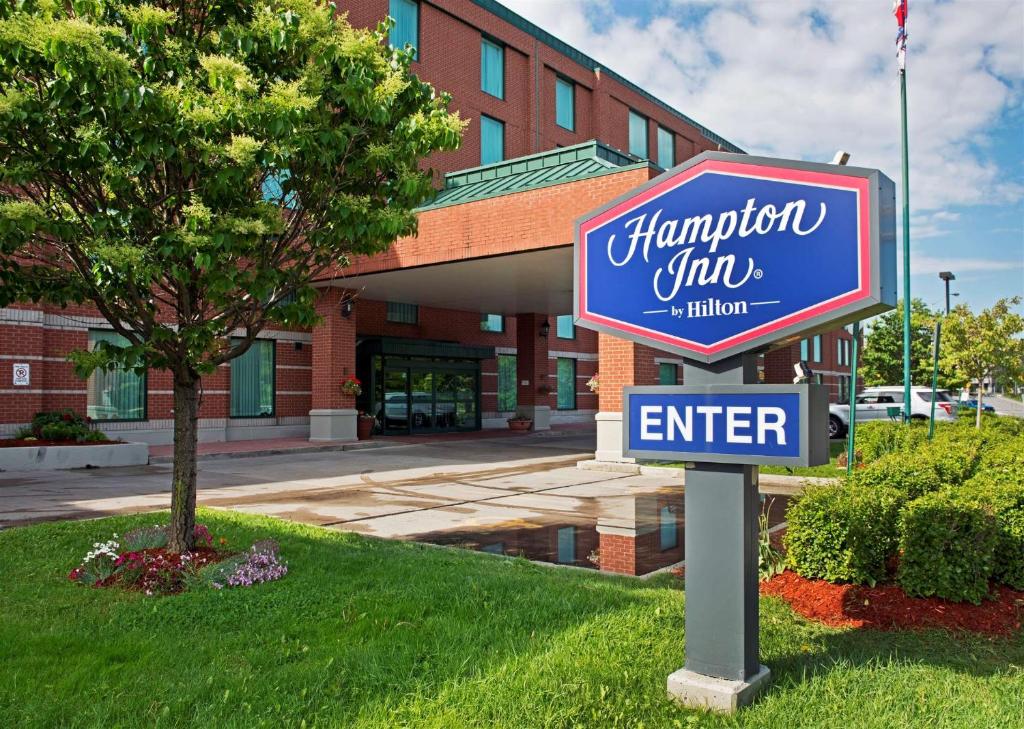 オタワにあるHampton by Hilton Ottawaの建物前のハンプトン宿の看板