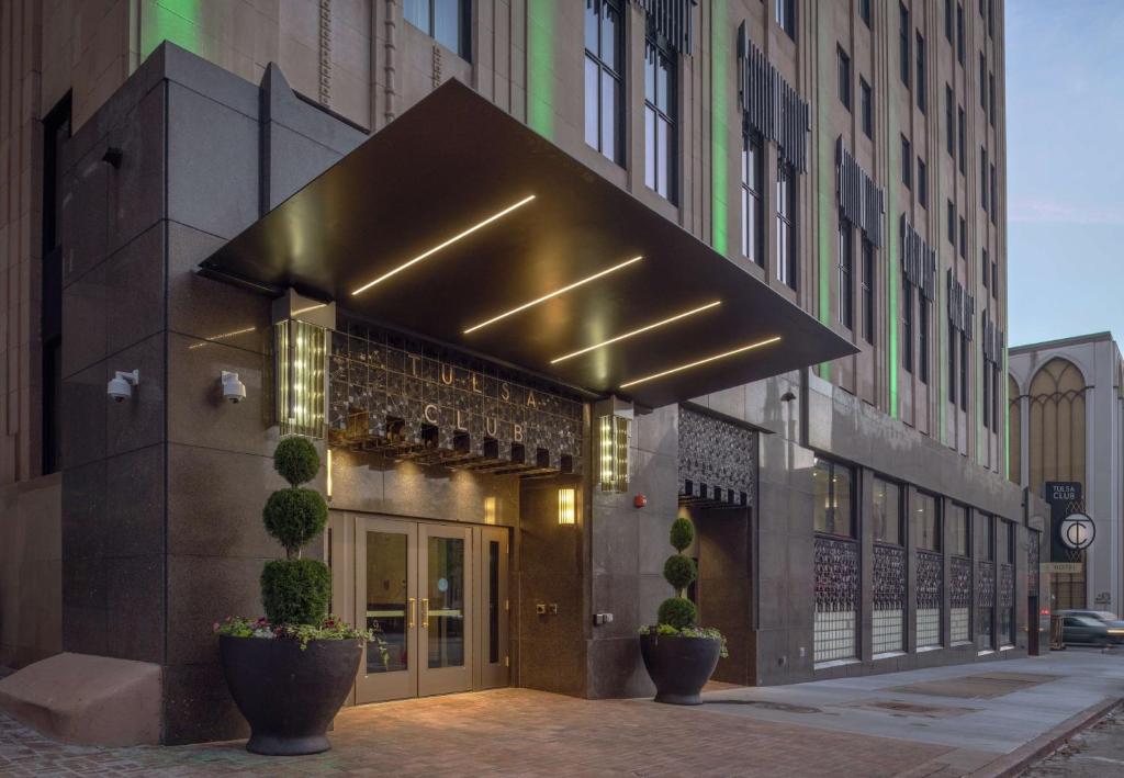 un edificio con una gran entrada a un edificio en Tulsa Club Hotel Curio Collection By Hilton, en Tulsa
