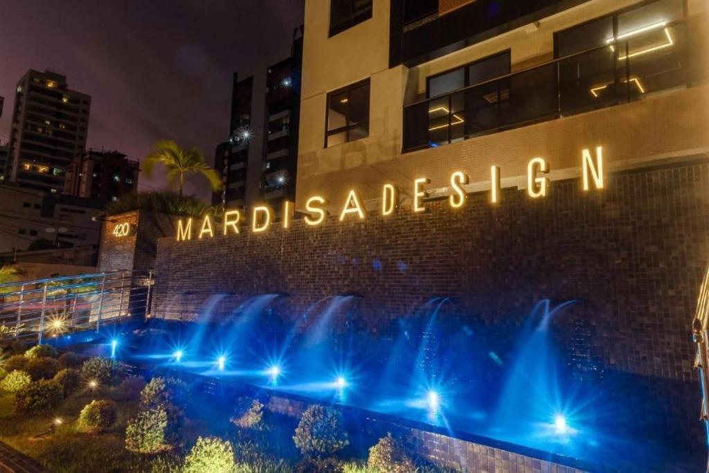 a building with a water fountain in front of a building at Sensacional flat no Mardisa Design in Tambaú