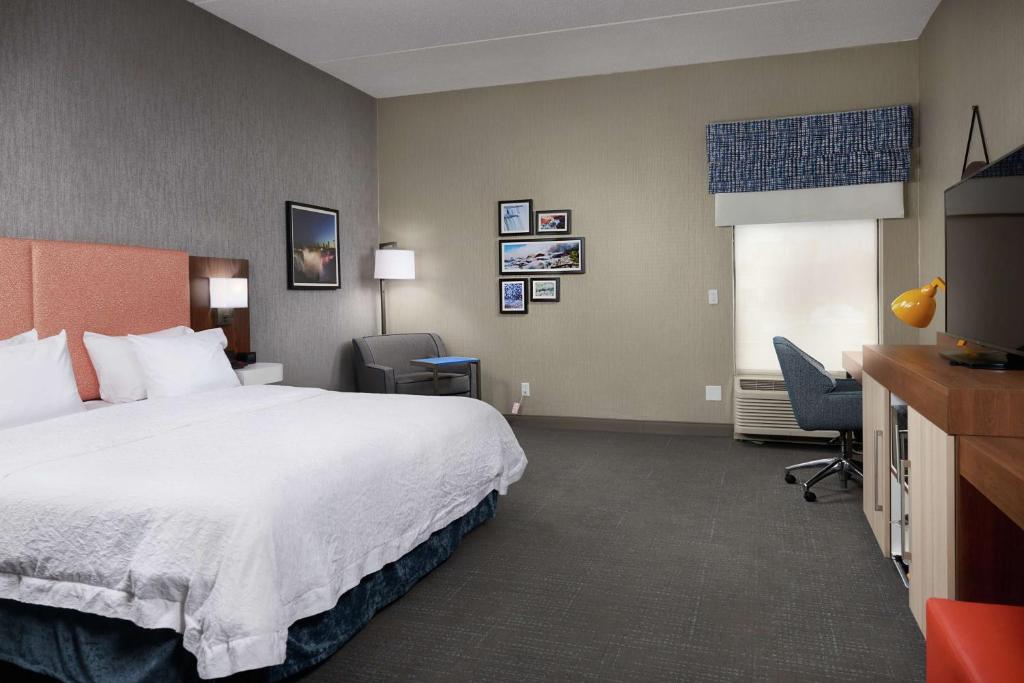Postel nebo postele na pokoji v ubytování Hampton Inn Niagara Falls