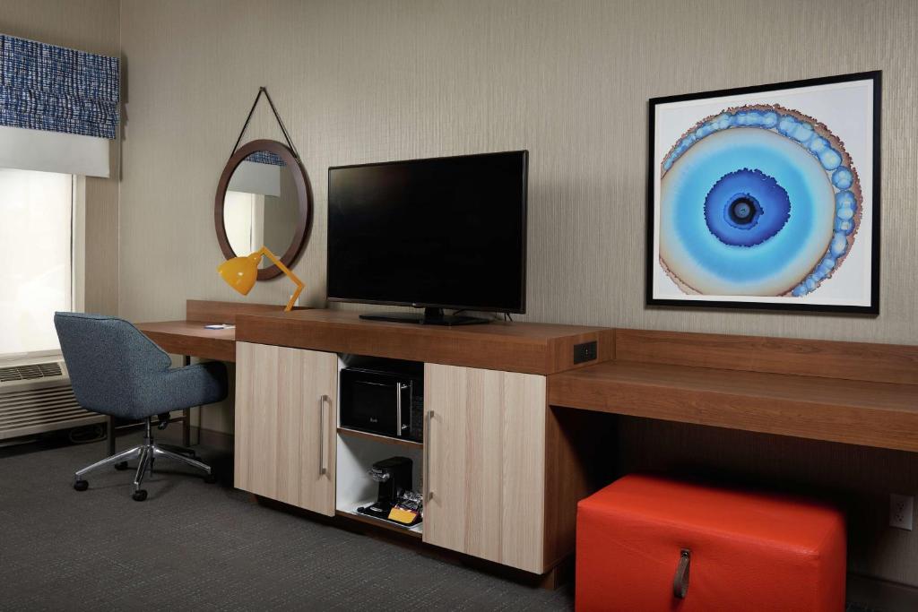 TV a/nebo společenská místnost v ubytování Hampton Inn Niagara Falls