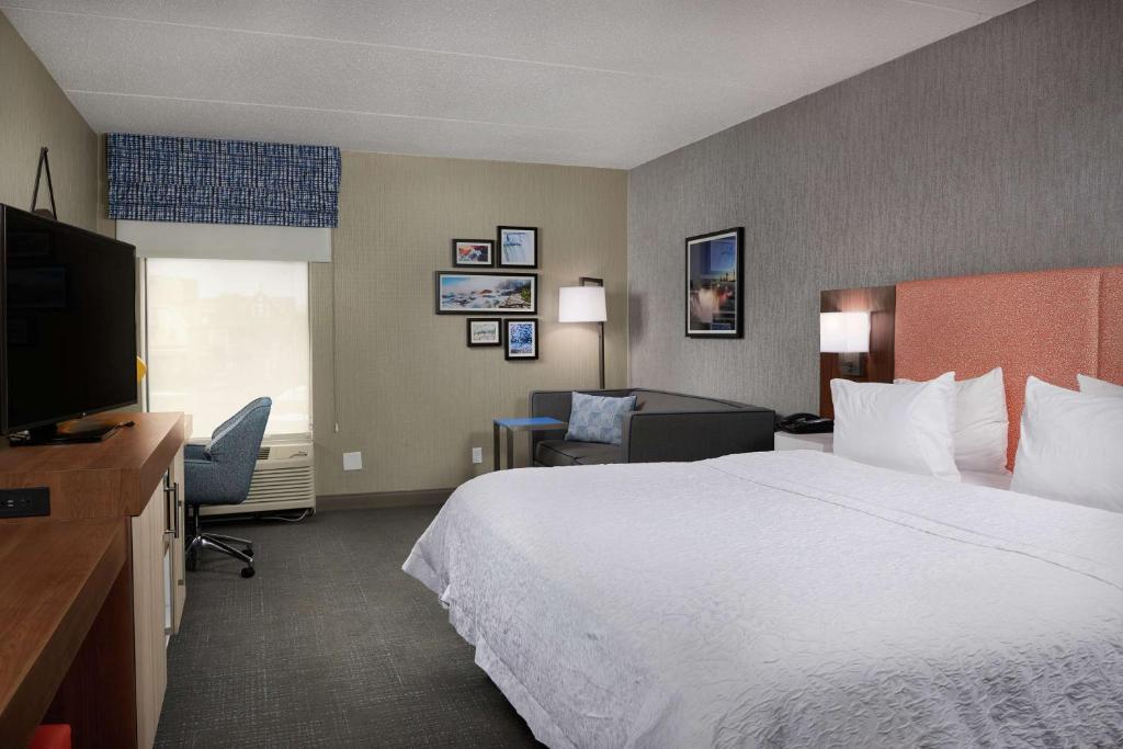 Postel nebo postele na pokoji v ubytování Hampton Inn Niagara Falls