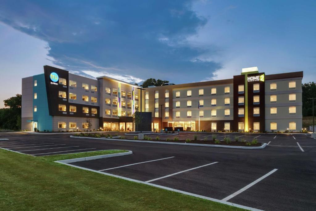 um hotel com um parque de estacionamento em frente em Home2 Suites By Hilton Easton em Easton