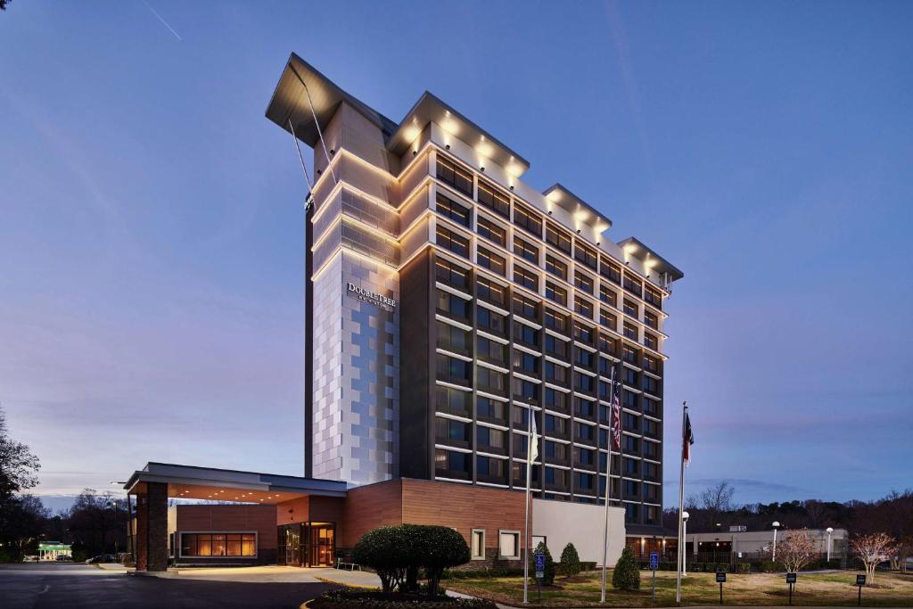 ein Hotelgebäude mit Beleuchtung darüber in der Unterkunft Doubletree By Hilton Raleigh Crabtree Valley in Raleigh