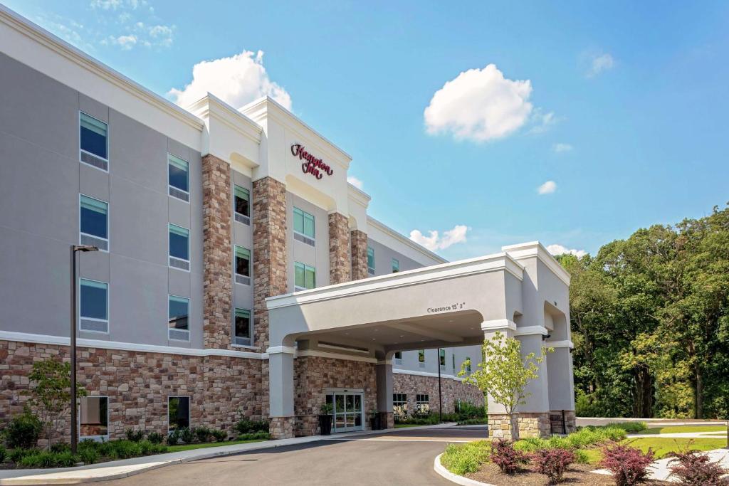 una representación de la parte delantera de un edificio hospitalario en Hampton Inn Cranbury, en Cranbury