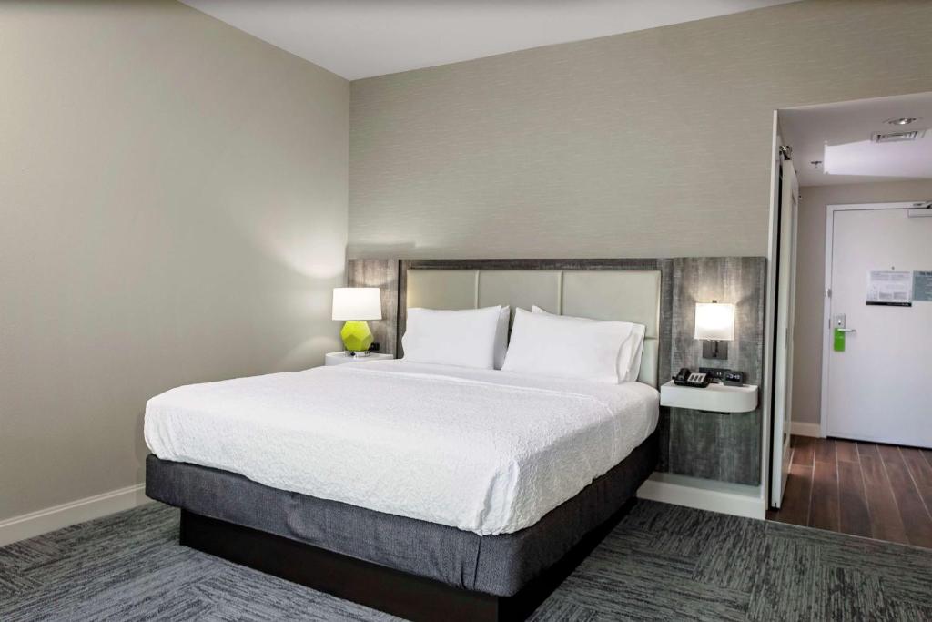 Postel nebo postele na pokoji v ubytování Hampton Inn Cranbury