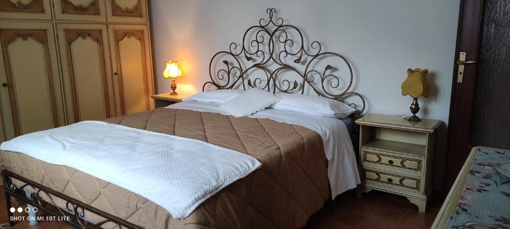 um quarto com uma cama grande e uma mesa de cabeceira em Area relax em Gassino Torinese