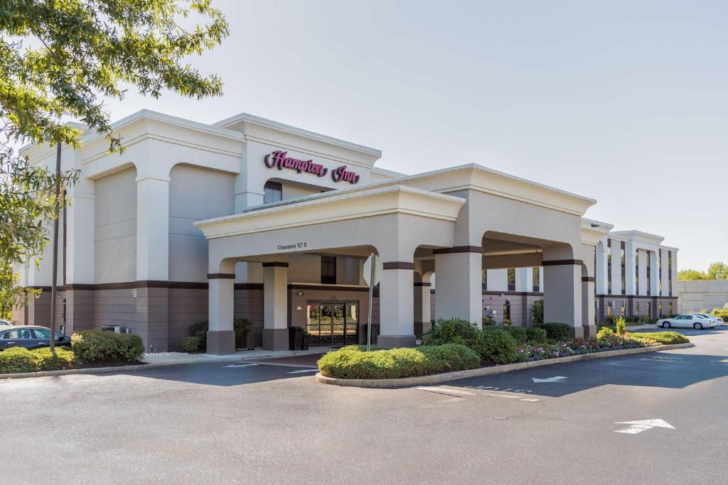 a store front of a shopping center at Hampton Inn East Windsor in East Windsor