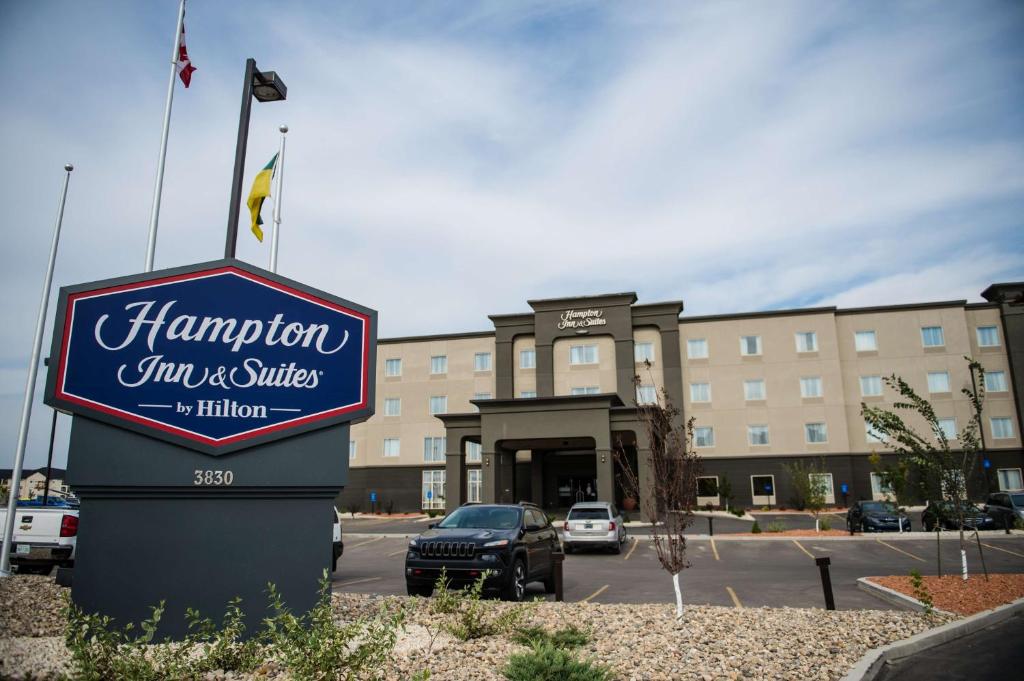 een bord voor een hampton Inn usa tegenover een gebouw bij Hampton Inn & Suites East Gate Regina in Regina