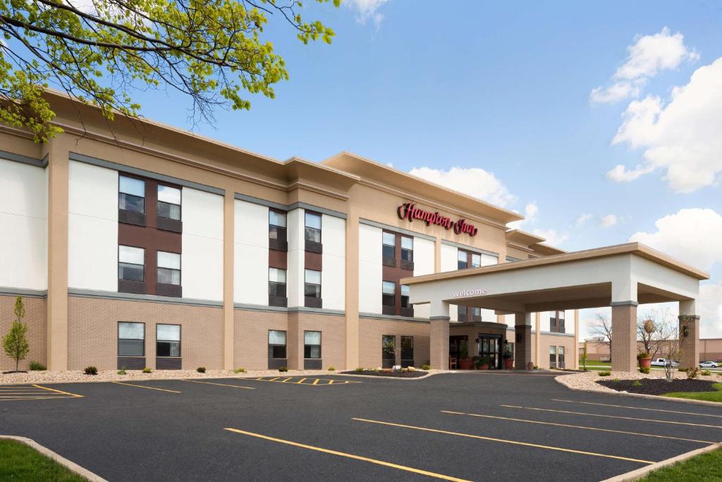a front view of a hotel with a parking lot at Hampton Inn Mansfield/Ontario in Mansfield