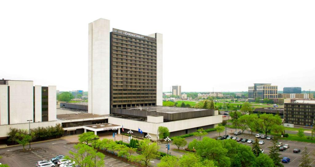 uma vista para um edifício com estacionamento em DoubleTree by Hilton Bloomington Minneapolis South em Bloomington