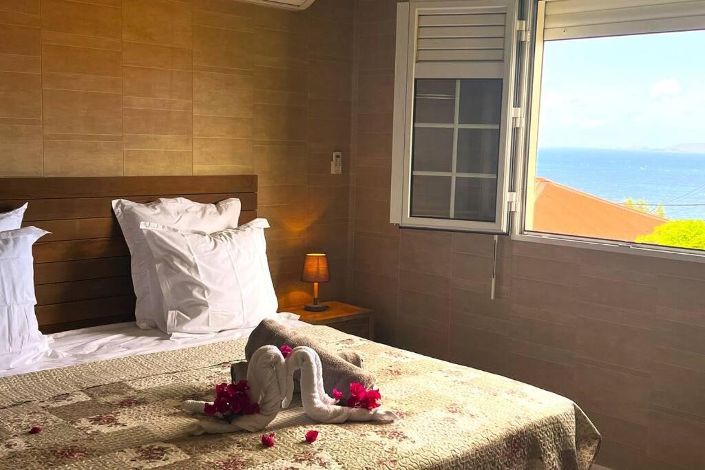 Postel nebo postele na pokoji v ubytování Suite Spacieuse 4 étoiles 77m2 vue mer Les Saintes