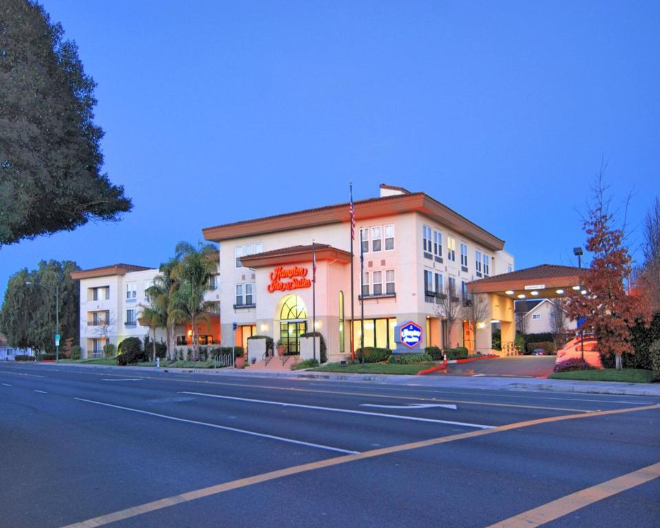 a large building on the side of a street at Hampton Inn & Suites Mountain View in Mountain View