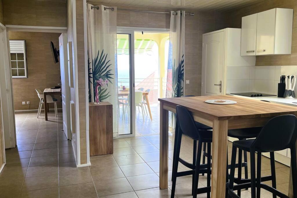 Kuchyň nebo kuchyňský kout v ubytování Suite Spacieuse 4 étoiles 77m2 vue mer Les Saintes