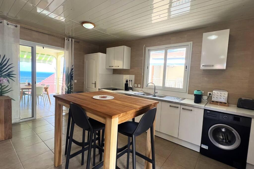 Kuchyň nebo kuchyňský kout v ubytování Suite Spacieuse 4 étoiles 77m2 vue mer Les Saintes
