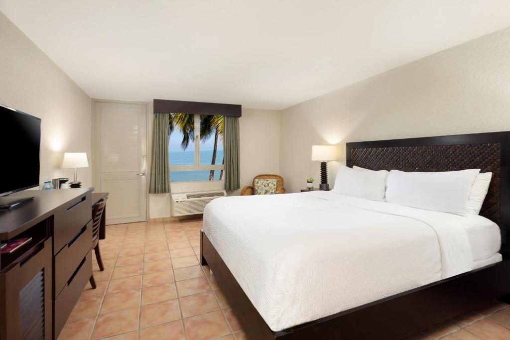 Postel nebo postele na pokoji v ubytování Rincon Beach Resort