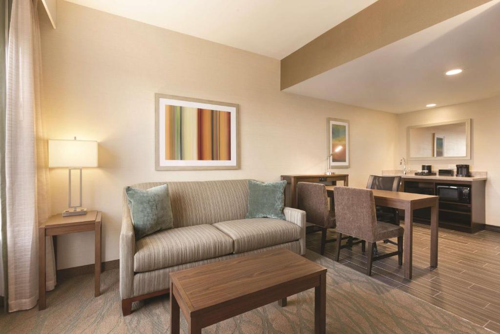 Embassy Suites by Hilton Akron Canton Airport - Suite Estudio Con Cama King