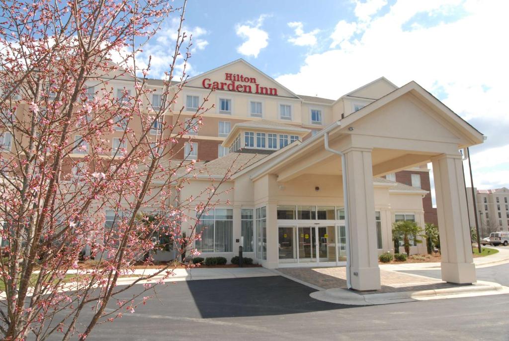 una representación de la posada del hotel con jardín en Hilton Garden Inn Charlotte/Concord, en Concord