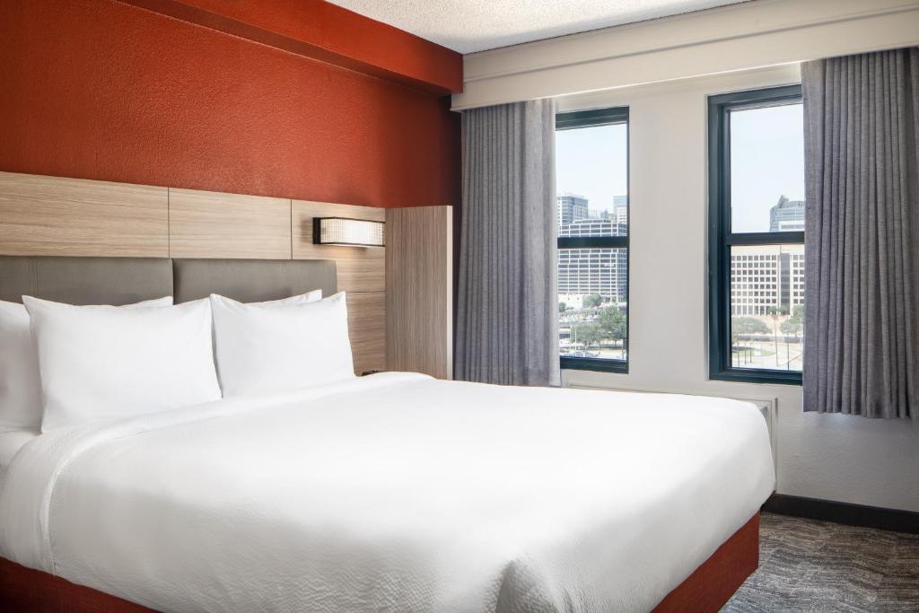 um quarto de hotel com uma cama e duas janelas em SpringHill Suites by Marriott Dallas Downtown / West End em Dallas