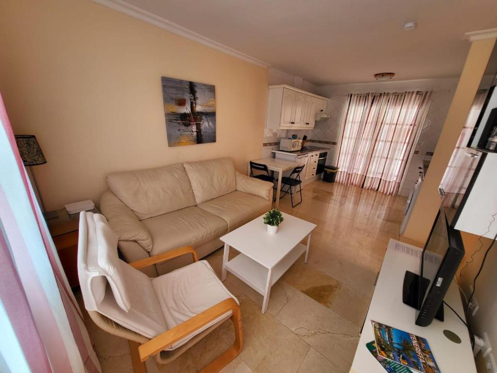 sala de estar con sofá y mesa en Apartamento en Callao Salvaje, en Callao Salvaje