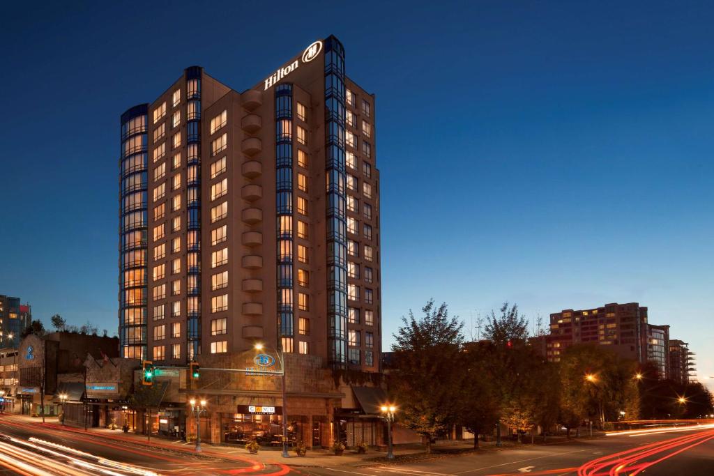 un edificio di un hotel in una strada di città di notte di Hilton Vancouver Airport a Richmond