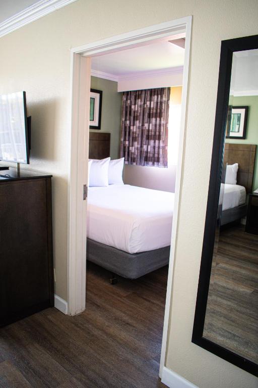Travelodge by Wyndham Monterey Bay photo