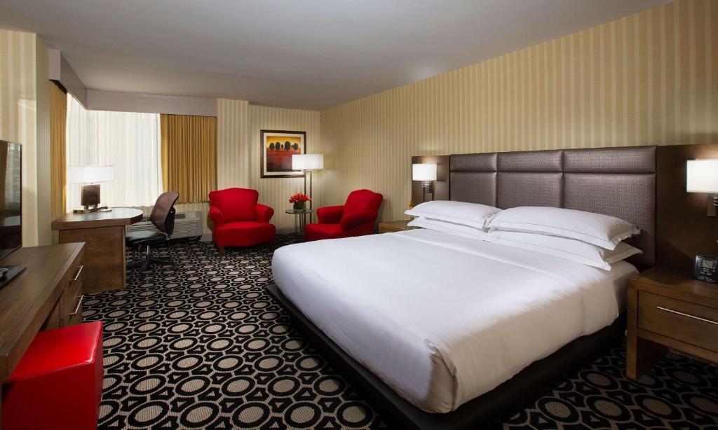 Hilton Chicago/Northbrook - Executive King Room